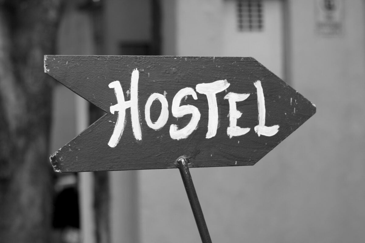 En bild med en skylt med texten Hostel. Bo på vandrarhem i Dalsland.