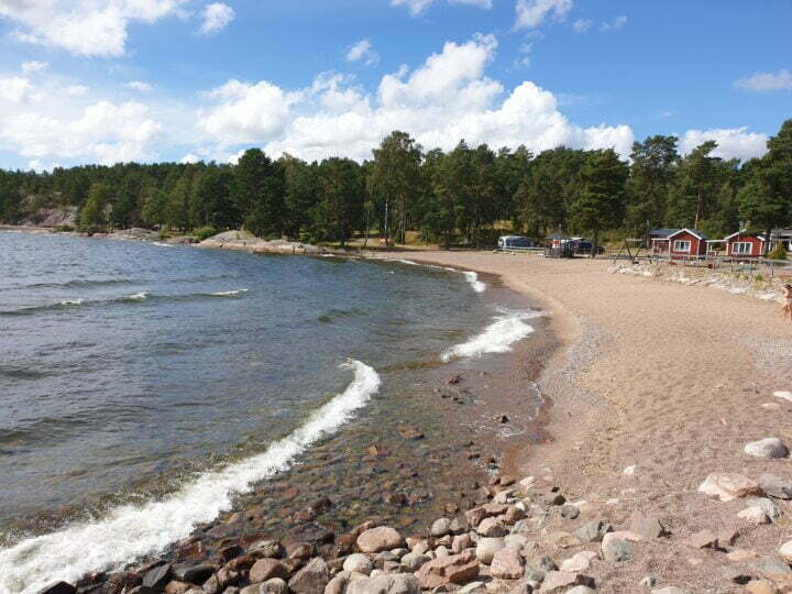 En av badplatsen Örnäsbadets härliga sandstränder bredvid Örnäs Camping i Åmål.